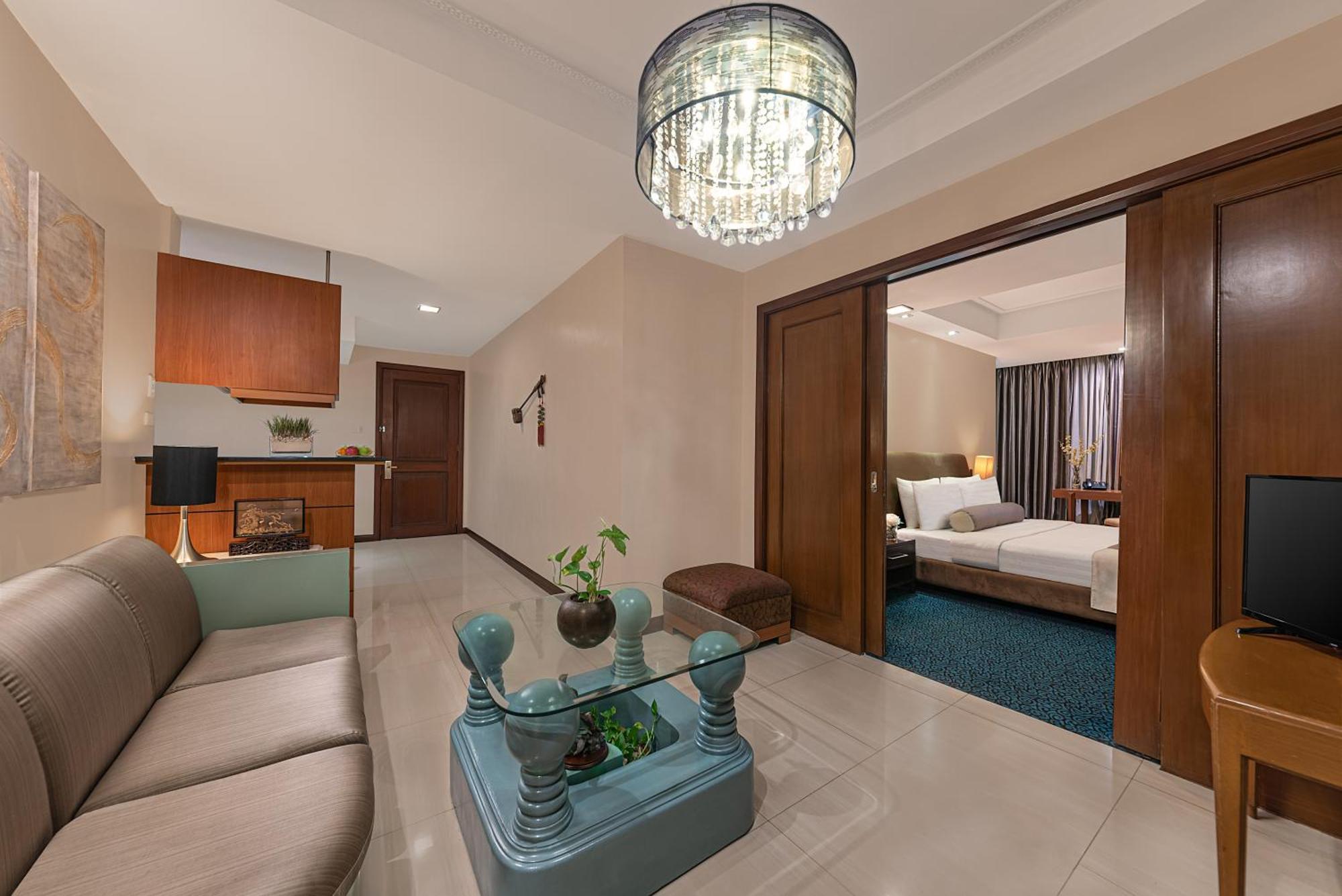 Makati Palace 4*